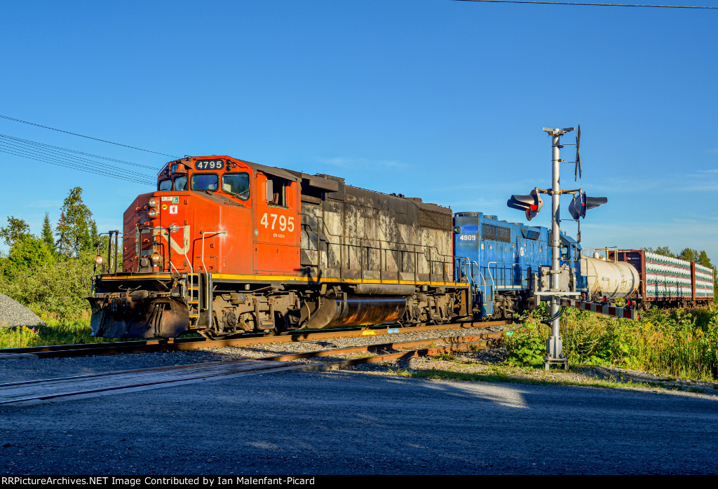 CN 4795 leads 579 through Saint Leonard